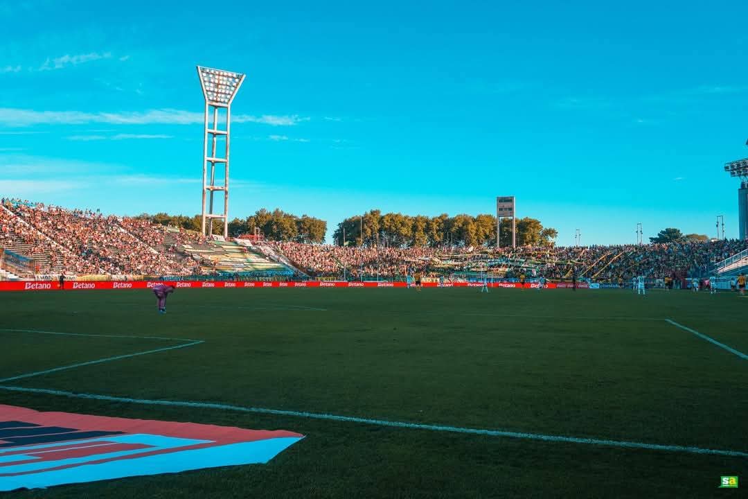 Cuando dicen que equipos como nosotros no merecemos estar en primera mostrale esta foto,LLEVAMOS MAS GENTE que Vélez y que varios equipos consolidados de primera,  VAMOS ULTIMOS y no ganamos un partido