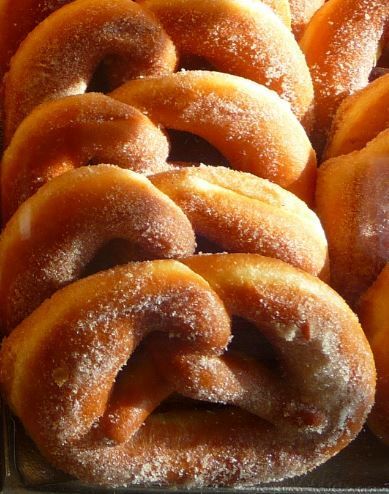 Wir erinnern nochmal an die Sitte, mit der Hippel an Fastnacht durch den Ort  zu ziehen..

Hippel, di pippel,
die Wurst hat zwei Zippel,
der Speck hat vier Ecken,
das muß man so schmecken. 

pommerscher-greif.de/karnevalszeit-…