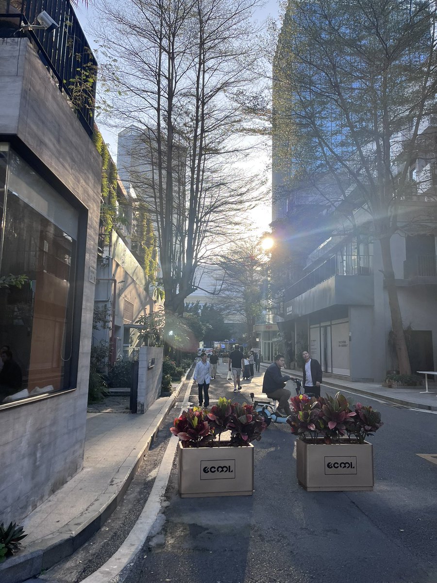 思考了下buy/sell side的互操逻辑：

Bid/Ask买卖报价当私募股权基金参与二级市场PIPE投资时，也会同时出现在并购交易（作为买方）和股票增发（作为卖方）两个场景中。

比如摩根士丹利的买方WM部门buy in了自家卖方IBD部门承销的股票；贝莱德Aladdin系统既sell服务给外部机构，也buy卖方的数据。