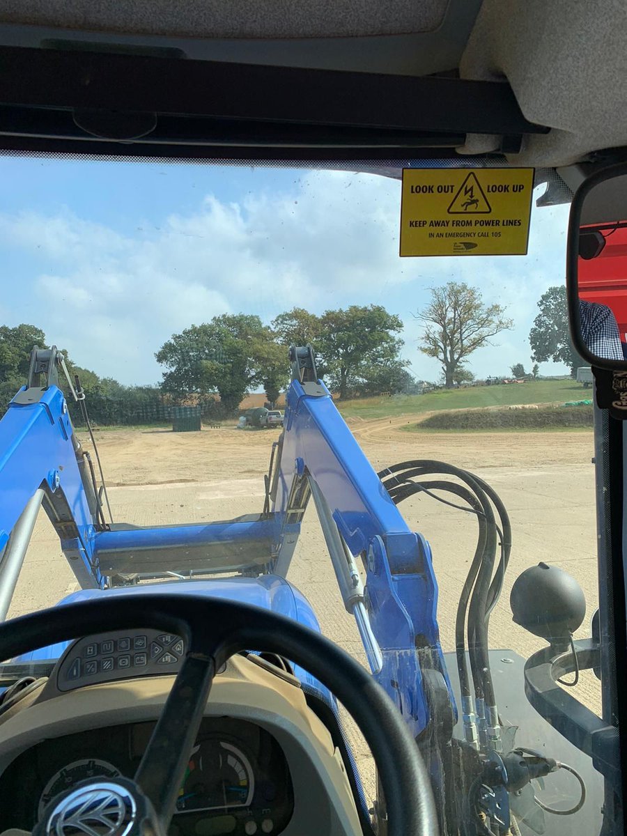 UKPowerNetworks's tweet image. ⚡Great opportunity to start the year off raising awareness for safety when working around overhead power lines.
🚜 Farmers who operate agricultural machinery around our network can be at risk from overhead power lines. It is important to plan ahead and share the Look out, Look…