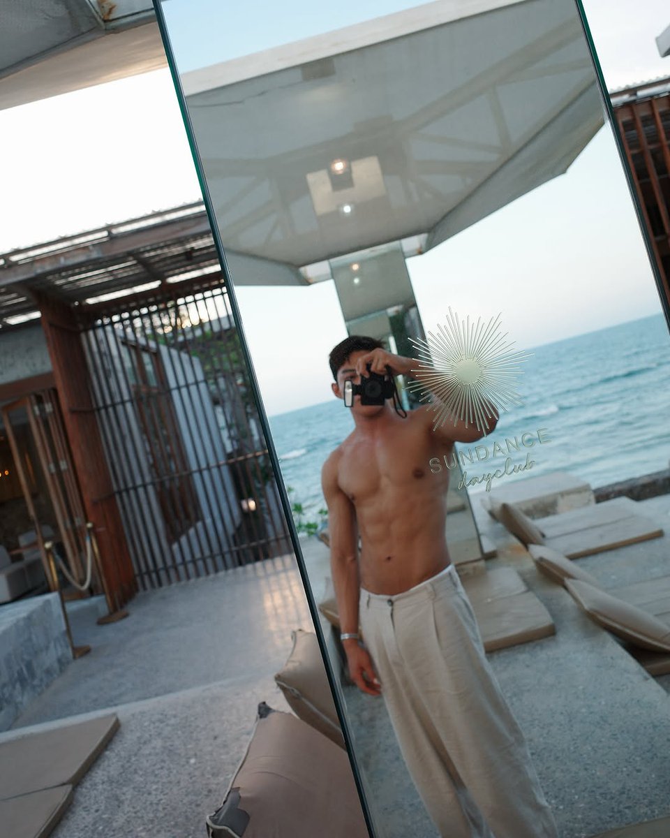 MeneghiniCosta's tweet photo. Kavin é um homem de sorte mesmo, olha o corpo que ele dorme abraçado 
#kavinkvp #TodKavin #todpranapong https://t.co/2ikD1ghoMA