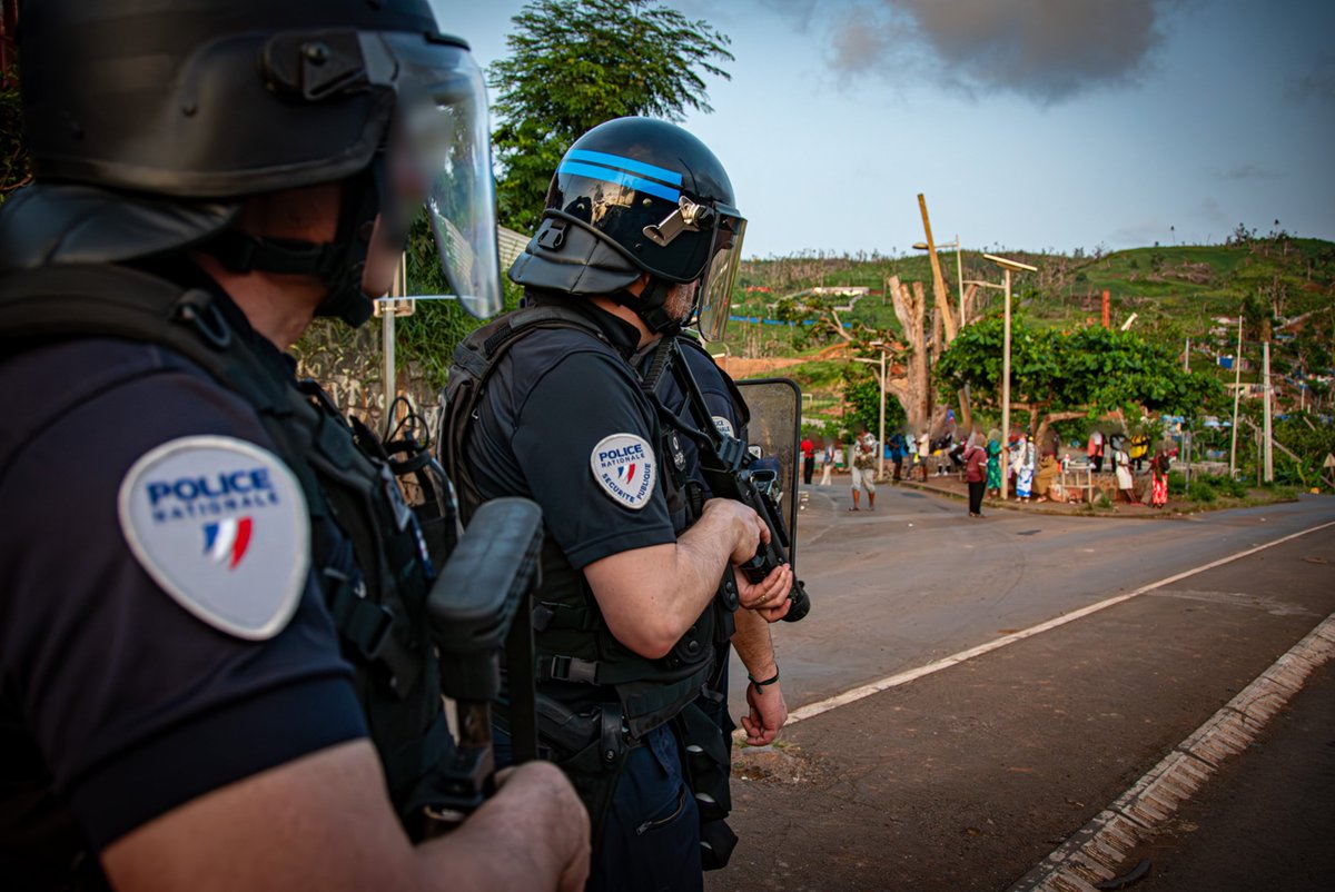 VIOLENCES À VAHIBÉ | 5 interpellations ⚠️

📅 La semaine dernière, des automobilistes ont été pris à partie par une bande d’individus à Vahibé.

🚧 Jets de pierres sur les voitures, barrages sur la route, vol de téléphone… Une situation alarmante signalée par un appel 17.