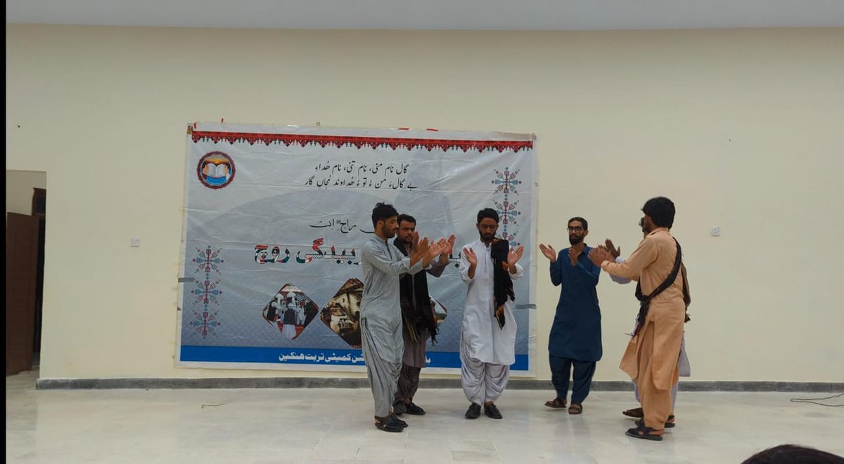 BsacTurbat's tweet photo. بلوچ اسٹوڈنٹس ایکشن کمیٹی تُربَت ھنکین ءِ نیمگ ءَ چہ یک روچی مراگشے بلوچ دود ءُ ربیدگی روچ ءُ ماتی زبان ءِ نام ءَ برجم دارگ بوتگ۔
اے مراگش جتائیں بھرانی تہ بھر اَت مراگش بندات چہ راجی سوت کنگ بوتگ، گُشتانک ، مشائرہ ، کسمانک ، دوچاپی ھوار اَت اَنت
#2March
#BalochCulturalDay https://t.co/Us9JszzRP0