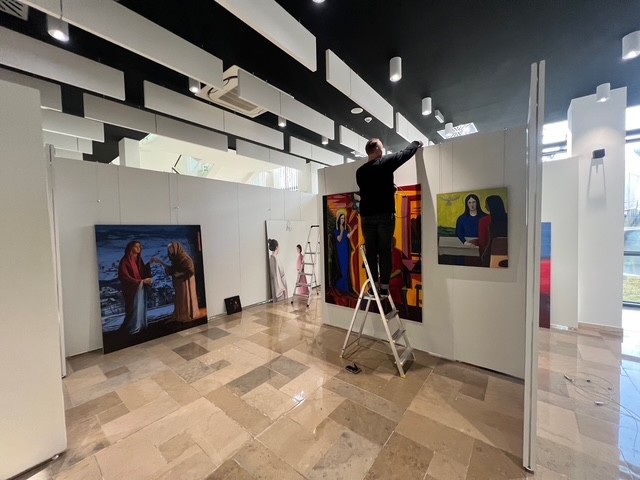 teologiapol's tweet photo. 🔴 Praca wre, bo od jutra #4marca w #BielskoBiała #wystawa #Nawiedzenie! Do #25kwietnia będzie gościła w Bielskim Centrum Kultury. #Zapraszamy!
Wkrótce więcej info :) https://t.co/sU0KKMHjjE