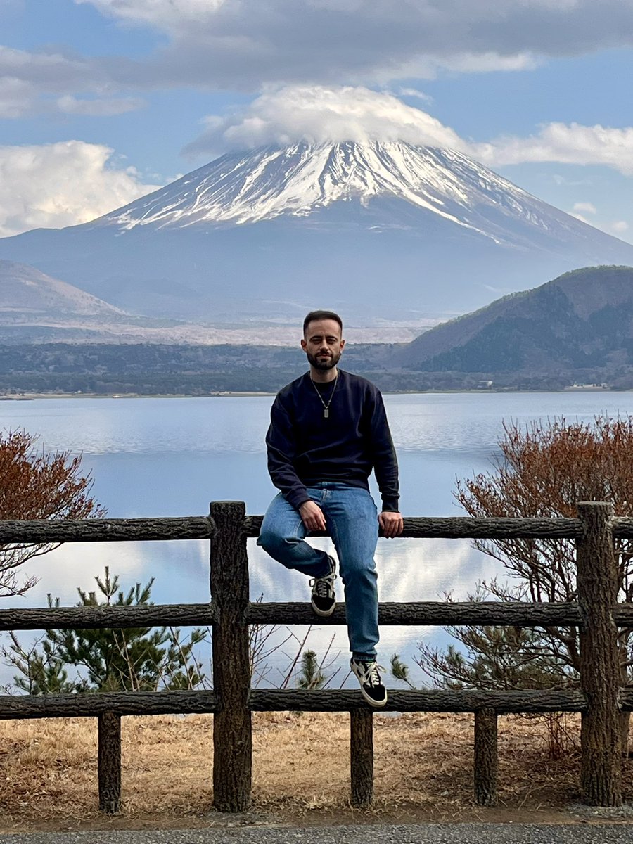 bravenosaint's tweet photo. «El sabio sube al monte Fuji una vez en la vida; solo el necio lo sube dos veces».
Siempre creíste que no iba a estallar; pero ahora soy el mismísimo volcán 🌋 
Es el segundo día y, tras empezar a controlar el transporte, siento tripadas de comida japo y paz en el monte Fuji❤️ https://t.co/P5BrZYuvH3