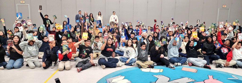 SOCORROAFT's tweet photo. Thank You, Interim Superintendent Vasquez for reading the great jackrabbit 5th graders. Today @SOCORROAFT @FirstBook is donating over 1,000 books to students @SocorroISD @BNarbuth_ES. Promoting literacy & a love for readingโone book at a time!
#TeamSISD #IamAFT https://t.co/DE7MIIf59C