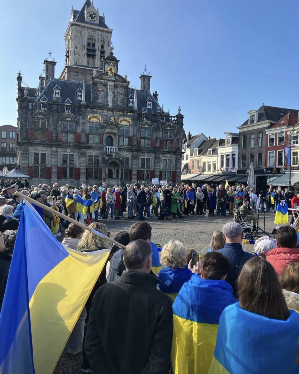 Drie jaar geleden viel Rusland Oekraïne binnen. Afgelopen zondag vormde op de markt een grote cirkel met honderden Delftenaren en Oekraïners💙💛 Ook burgemeester Marja van Bijsterveldt sprak tijdens de manifestatie. Klik de link om haar toespraak te lezen➡️bit.ly/4ie5y5A