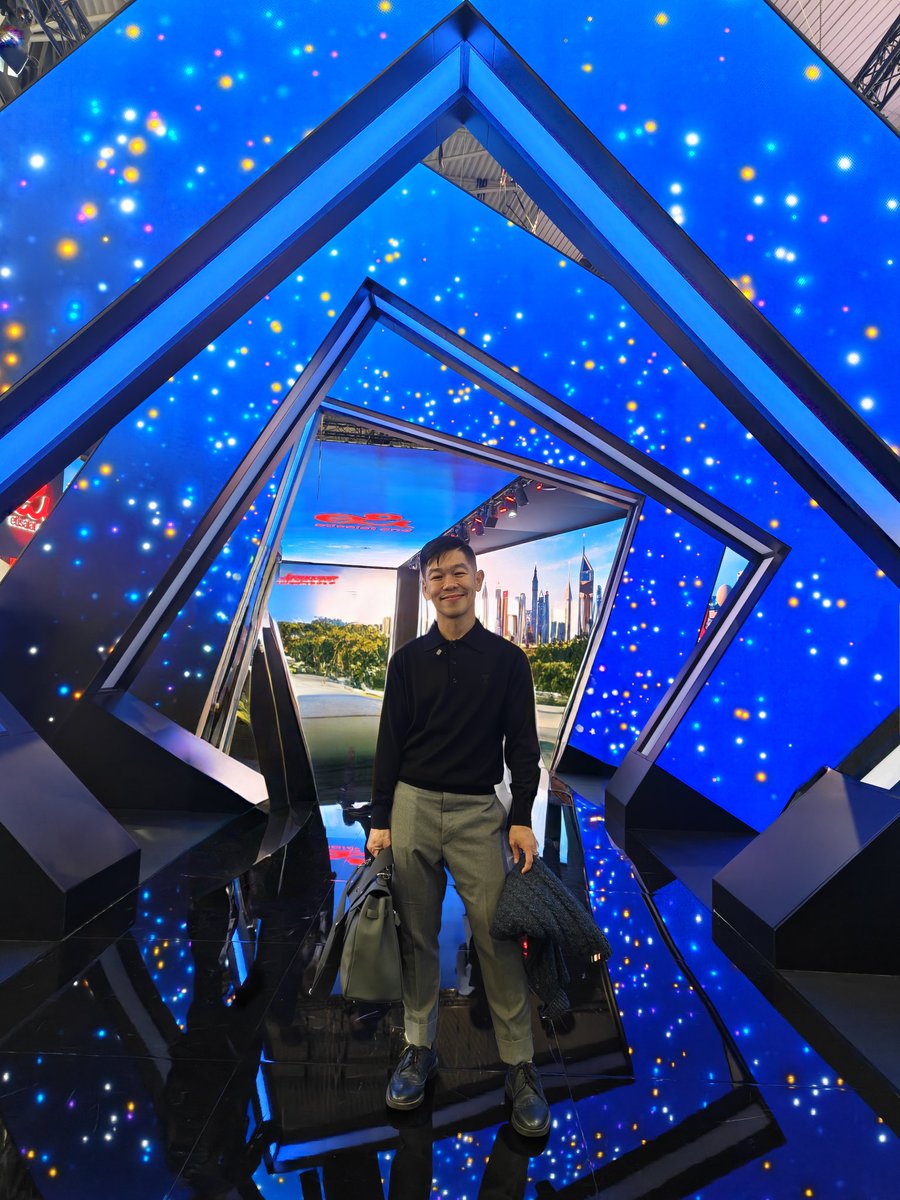 michaeljosh's tweet image. The AI Eraser on the OPPO Find N5 did an amazing removing these people and recreating the background of this MWC snapshot. #OPPOAIxMWC2025