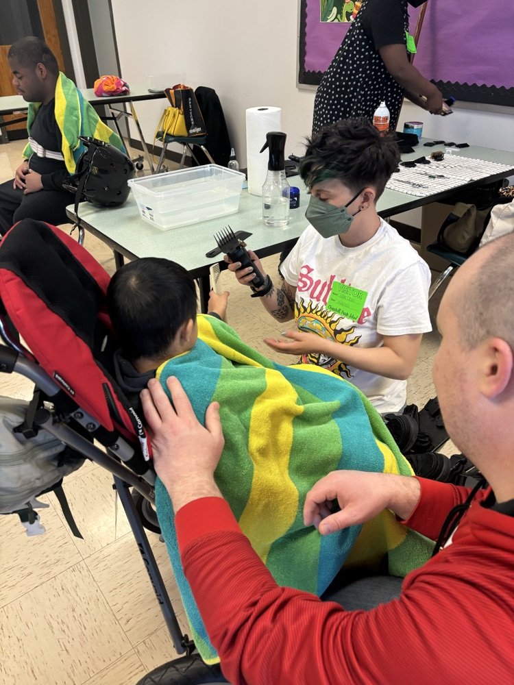 CHPCRUSADERS's tweet image. A haircut can make a big difference and for many of our students, getting a haircut isn’t always easy, whether due to sensory sensitivities, accessibility, or other challenges.
A huge thank you to the stylist volunteers for helping create a supportive, comfortable environment.