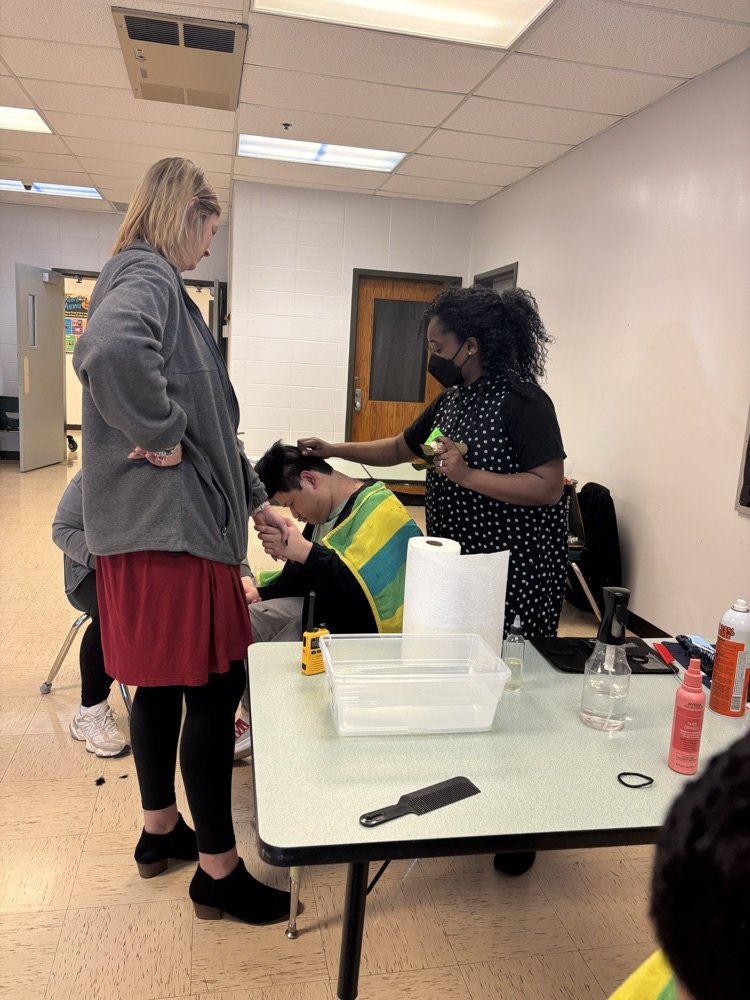 CHPCRUSADERS's tweet image. A haircut can make a big difference and for many of our students, getting a haircut isn’t always easy, whether due to sensory sensitivities, accessibility, or other challenges.
A huge thank you to the stylist volunteers for helping create a supportive, comfortable environment.