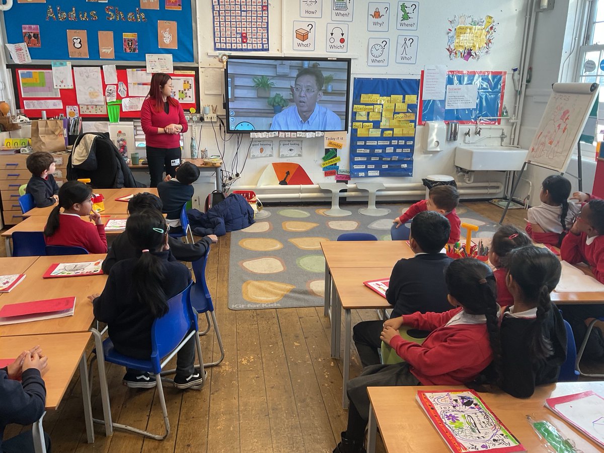 MayflowerSch's tweet image. Year 2 were visited by a real life news reporter! We found out about life as a journalist #shah #okeeffe #worldofworkweek #ks1