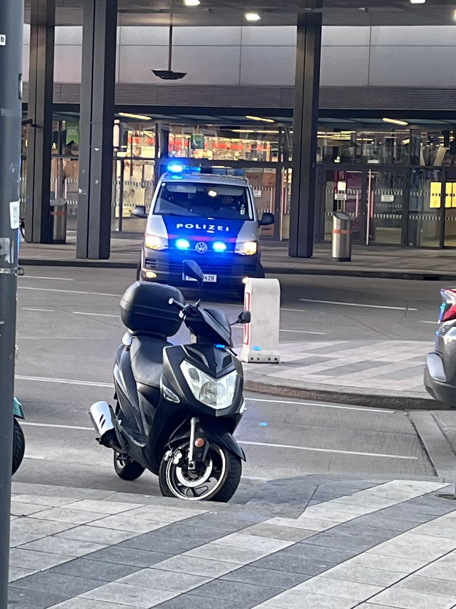 _ogthomas's tweet photo. This police van has just shown up to announce that everyone has to clear out of the train station area completely https://t.co/Cko6y05NGR