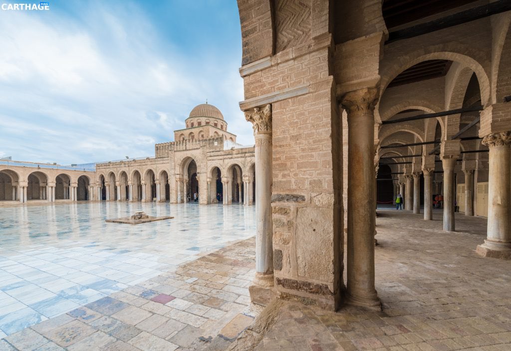 Tunisianesque's tweet image. Quand la civilisation ifrīqiyenne irrigua Fès, ancienne capitale du Maroc 🇹🇳🇲🇦 !

« les Kairouanais [de Fès] favorisèrent l’éducation et un style de vie plus raffiné »

L’historien marocain al-Marrākushī reconnaîtra d’ailleurs lui-même que Fès a « hérité du savoir de Kairouan ».