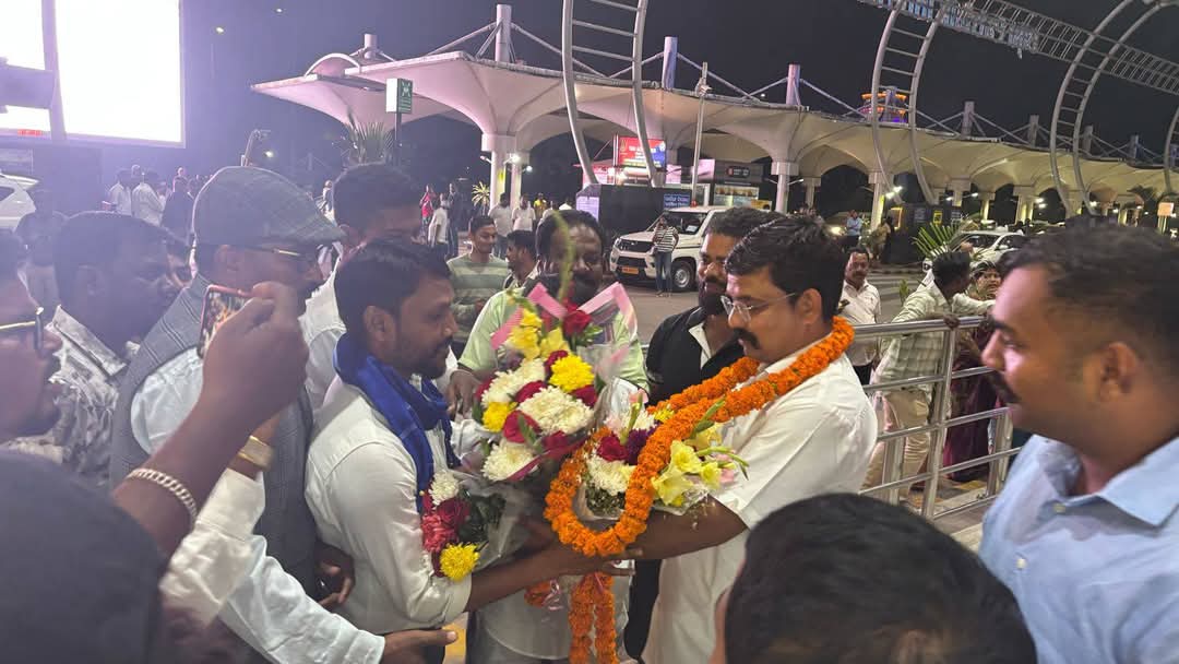 VinayRatanSingh's tweet photo. ओड़िशा की राजधानी भुवनेश्वर पहुंचने पर मिडिया से ओड़िशा मुद्दों पर बातचीत की। https://t.co/xDkXucX1LX