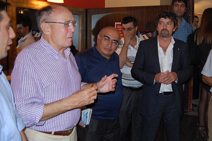 C'est avec une profonde tristesse que j'apprends le décès de Philippe Moreau Defarges survenu en janvier de cette année. En 2010, il s'était rendu à Bakou pour présenter son ouvrage 'Introduction à la Géopolitique', que nous avions traduit en azerbaïdjanais (aux éditions Qanun).