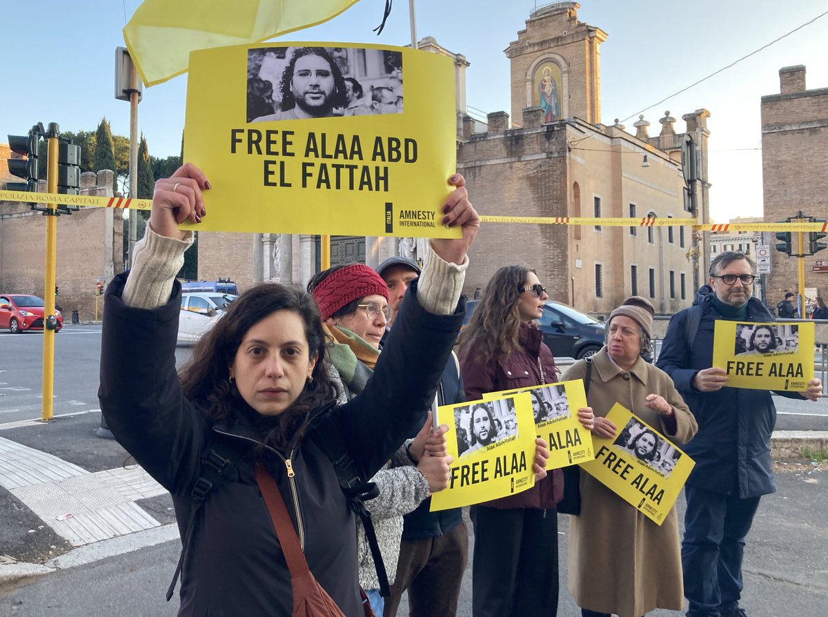 Ora a Roma si manifesta per chiedere l’immediata liberazione di Alaa Abd el-Fattah, prigioniero di coscienza britannico egiziano, in carcere ingiustamente da oltre 5 anni