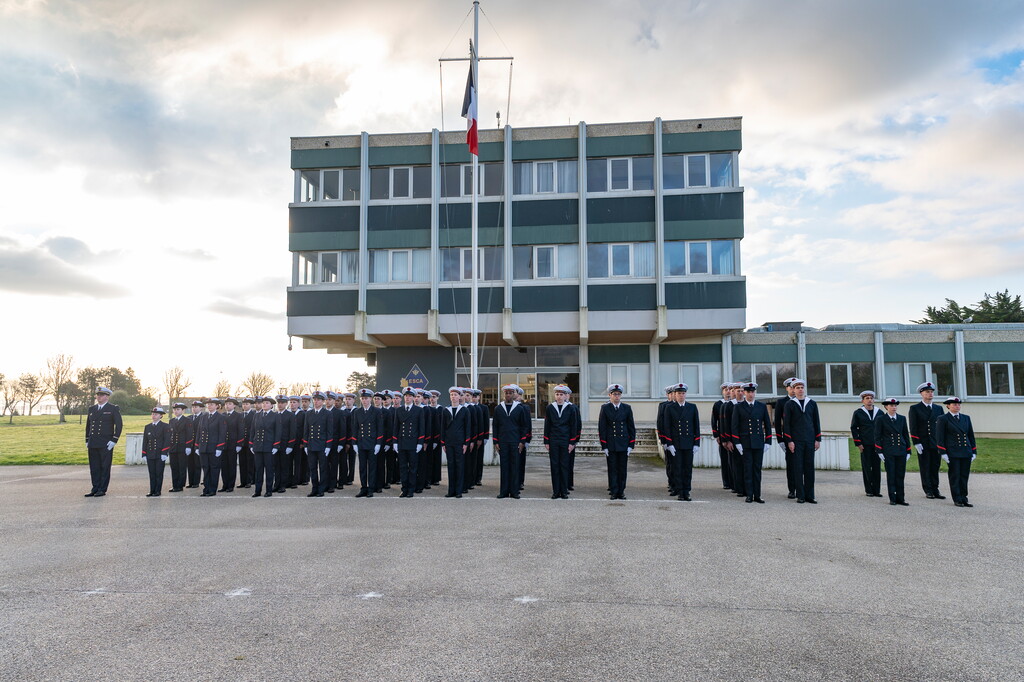 MarineNationale's tweet photo. #Ceremonie | Matelots de Cherbourg 🌊🎓
Félicitations aux nouveaux matelots de la promotion « Dixmude » ! Après 7 semaines intenses de formation à l’École des matelots à Cherbourg (EMAC), ils célèbrent leur passage au grade de matelot. https://t.co/jbPw4iKAEP