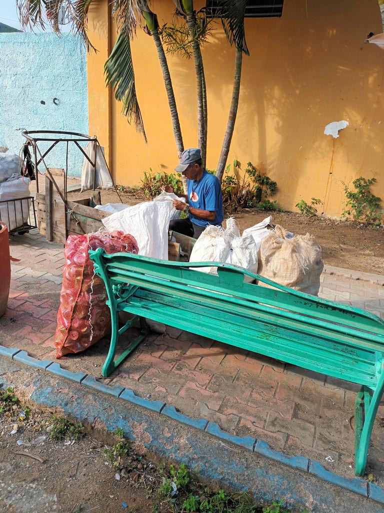 sonia_seij64745's tweet photo. Si #reciclas saneas el #MedioAmbiente y aportas a la economía de tú país. Participa en RecicloMiBarrio desde tú Consejo Popular @ReciclajeSS @DeivyPrezMartn1 @ArbolayFreddy https://t.co/c2mrYuYhab