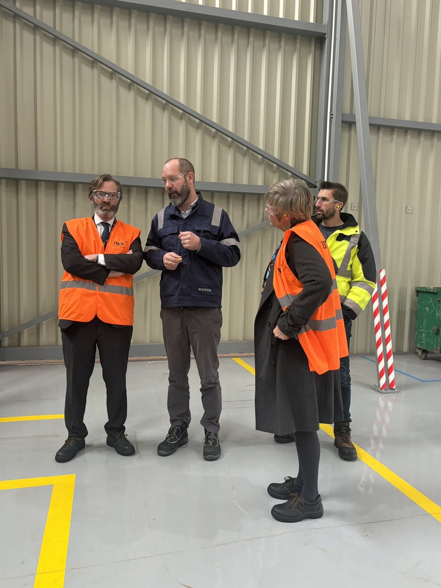 EmmanuelCapus's tweet image. Visite de la @FabAcademypdl à @Angers, suivie de la découverte de l’entreprise Allia (groupe IWF) à Verrières-en-Anjou aux côtés de la maire Geneviève Stall.

Des échanges enrichissants sur l’importance de l’apprentissage et de la transmission des savoir-faire français ! 🇫🇷