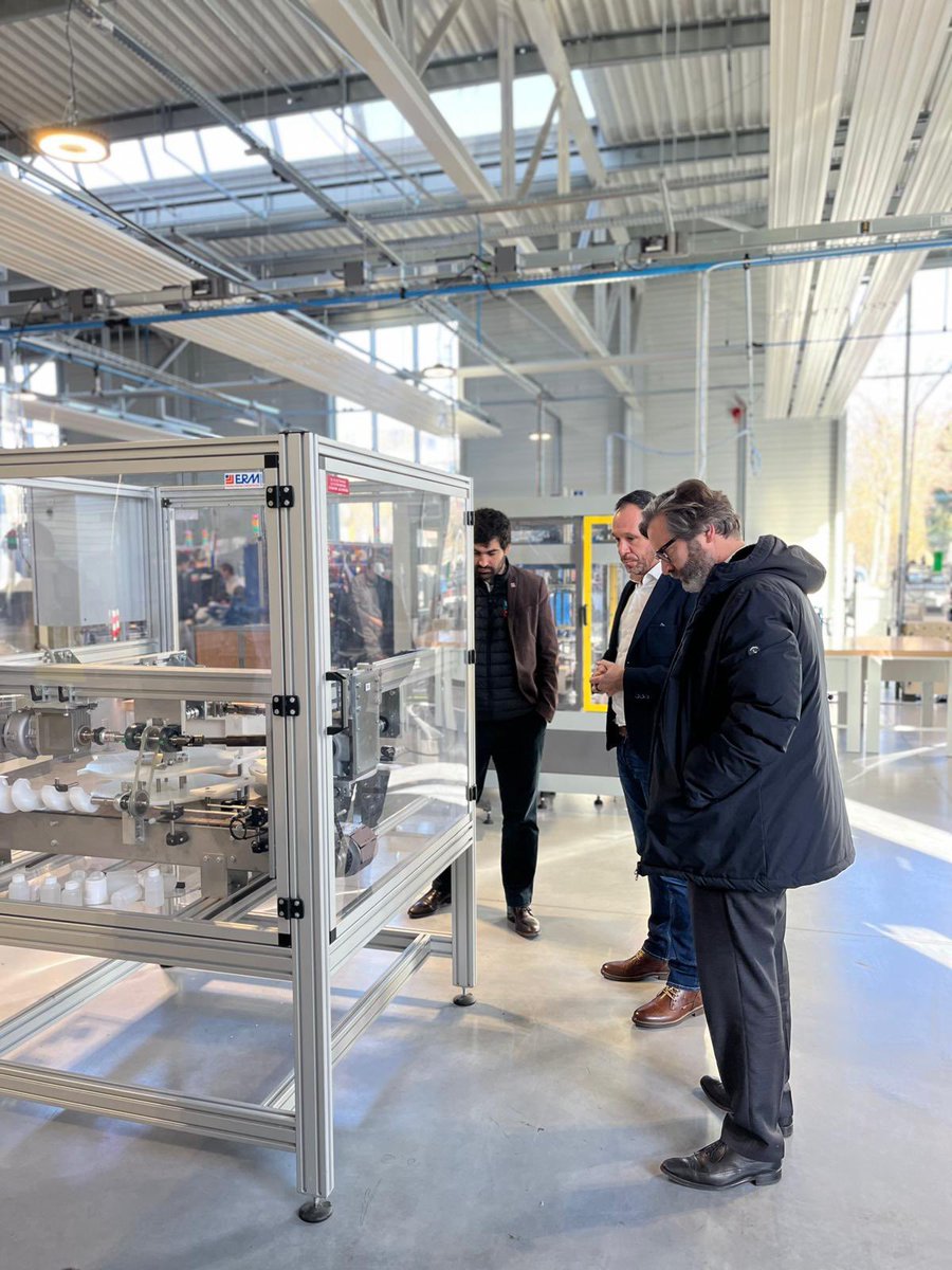 EmmanuelCapus's tweet image. Visite de la @FabAcademypdl à @Angers, suivie de la découverte de l’entreprise Allia (groupe IWF) à Verrières-en-Anjou aux côtés de la maire Geneviève Stall.

Des échanges enrichissants sur l’importance de l’apprentissage et de la transmission des savoir-faire français ! 🇫🇷