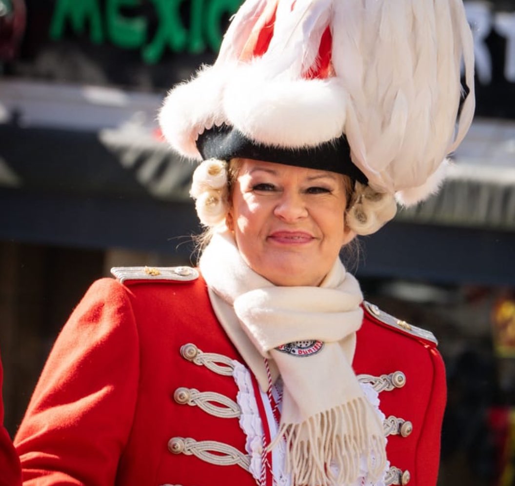 Ich fordere den sofortigen Rücktritt von Innenministerin Nancy Faeser. Zwei Mal #Mannheim ist zwei Mal zu viel. Es liegen abgetrennte Gliedmaßen der Opfer auf dem Boden. Innere Sicherheit existiert nicht mehr! Wer das ebenfalls so sieht, der hebe die Hand.👋 
#FaeserRuecktritt