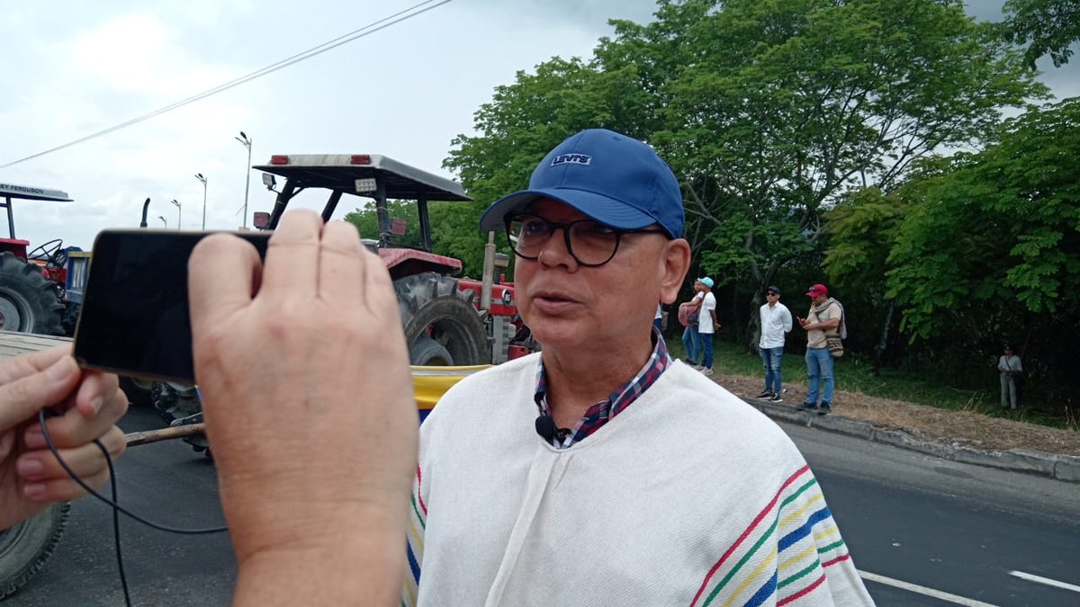 ROCHIGALEANO's tweet photo. El Gerente de Usucoello Carlos Rojas  habla sobre la problemática Del paro ARROCERO en estos momentos se encuentran en Gualanday en el bloqueo.
Video e imágenes de la periodista María Eugenia Quince RCN TV. https://t.co/JuiEQeVRRz