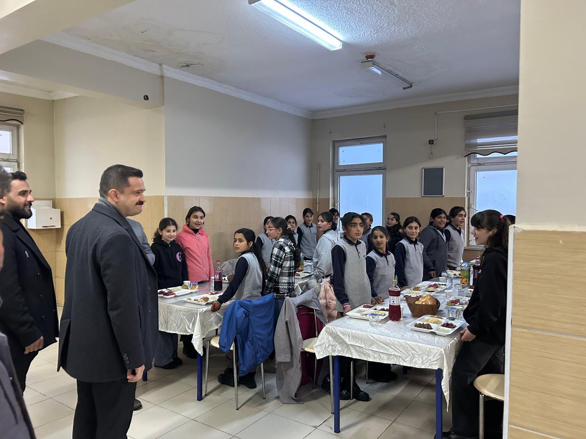 karayazigovtr's tweet photo. 📌Kaymakamımız Sayın Onur TİTİZ, ilçemizde bulunan Karayazı Şehit Onbaşı Ahmet Şükrü KARATAŞ Yatılı Bölge Ortaokulu pansiyonunda kalan öğrenci ve öğretmenlerimiz ile iftar yemeğinde bir araya gelerek kendileriyle sohbet etti. https://t.co/vhgetwsite