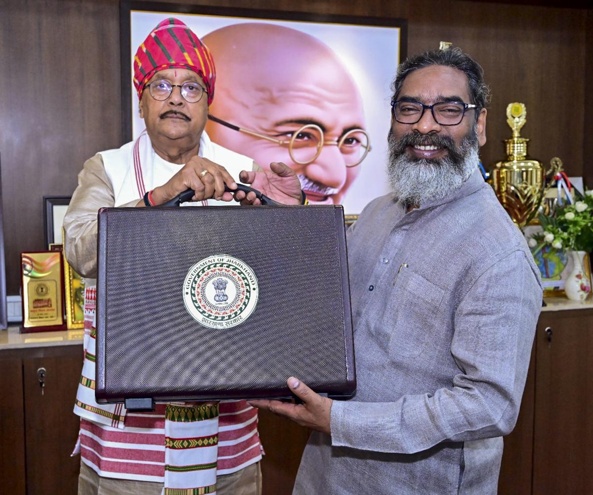 #JharkhandBudget2025 
यह बजट झारखंड की जनता की आकांक्षाओं के साथ विश्वासघात है। ग्रामीण अर्थव्यवस्था, शिक्षा, स्वास्थ्य और रोजगार को दरकिनार कर दिया गया है, जिससे यह स्पष्ट होता है कि यह सरकार जनता की भलाई के बजाय सिर्फ आंकड़ों का खेल खेल रही है।
<a href="/ajsupartyjh/">AJSU PARTY</a> <a href="/SudeshMahtoAJSU/">Sudesh Mahto</a>