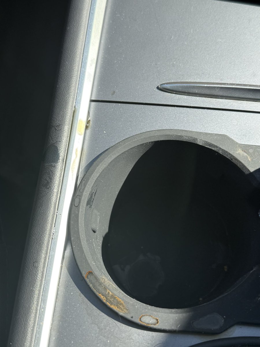 SainathYedla's tweet photo. Hey @Starbucks , your cups have some serious spilling issues—making a mess all over my car! Hope you can fix this. #SpillProofPlease https://t.co/orAjmHmSsP