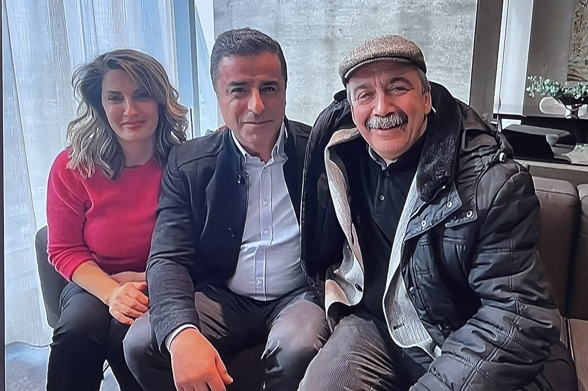 DEM Partili Önder, Demirtaş Çiftinin Hastane Fotoğrafını Paylaştı

 DEM Partili Sırrı Süreyya Önder, Habertürk'te katıldığı bir programda Selahattin Demirtaş ve eşi Başak Demirtaş'ın hastane odasındaki bir fotoğrafını gösterdi. Önder, bu görüntüyle ilgili herhangi bir açıklama