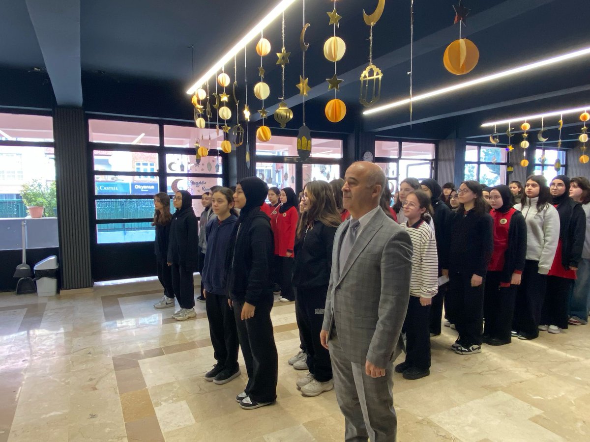 Şube müdürlerimiz, okullarımızda bayrak törenine katılarak öğretmenlerimiz ve öğrencilerimizle bir araya geldiler.