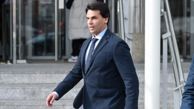 TODOS LOS HOMBRES DE LA PRESIDENTA
---------------------------------------------
ALBERTO "QUIRÓN" VA PA´LANTE
La Sección 3ª de la Audiencia Provincial desestima el recurso de Alberto González Amador contra la apertura de pieza separada por supuesto delito de corrupción en los