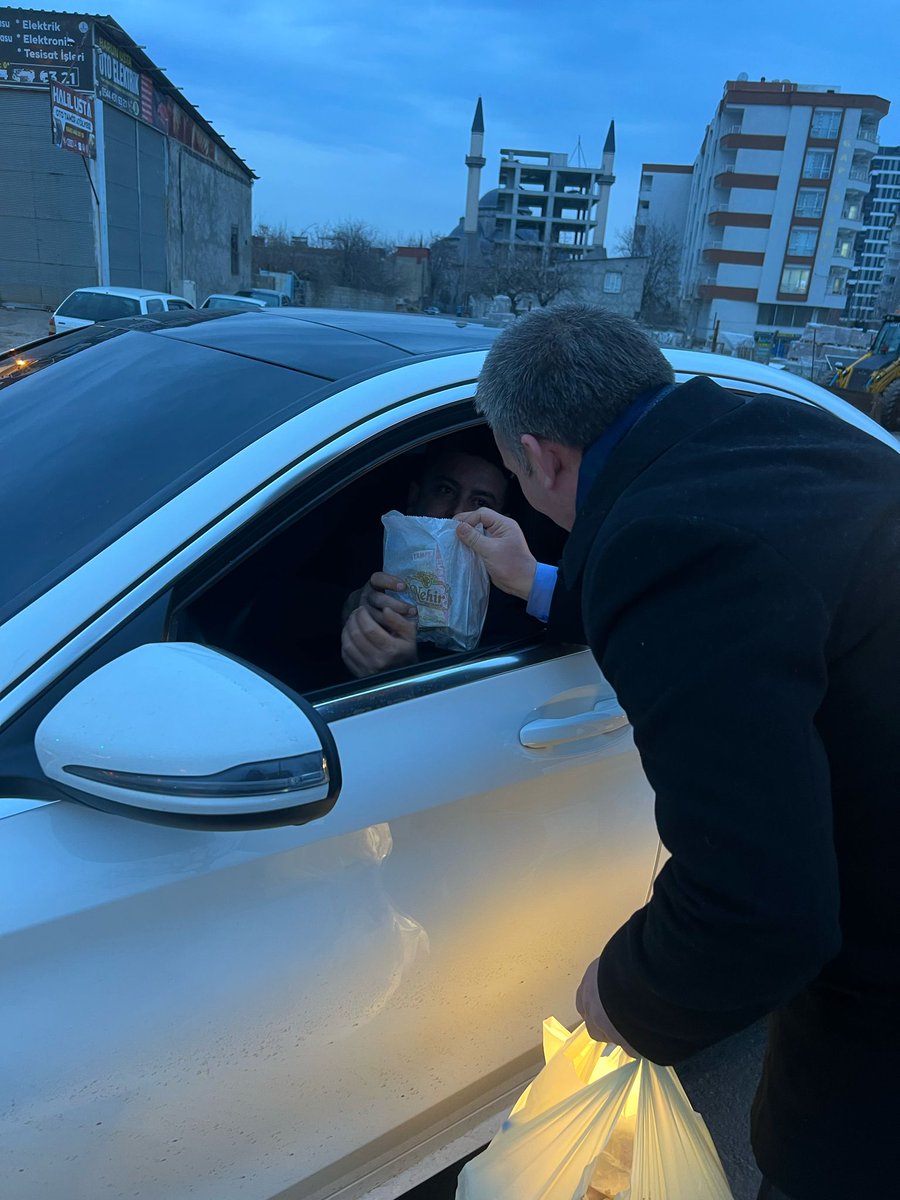 aksiverek's tweet photo. İlçe Başkanımız Cengiz Özeyranoğlu ve  yönetimimiz  ‘İftara Beş Kala’ programını gerçekleştirdi. Birlik ve beraberliğin en güzel örneklerinden birini yaşadığımız bu özel günlerimizde beraberlik duygusunu hep birlikte yaşadık.Ramazan ayının bereketini hissettiğimiz bu anlamlı akşam için emeği geçen İlçe Başkanımız ve yonetimimize çok  teşekkür ederiz.
@RTErdogan
@abuyukgumus
@Akparti 
@akpartiurfa 
@ProfDrDusak 
@milhamigunbegi 
@SbrKnk 
@AvFrtgl 
@Cengizozeyran82 
@selahattin0773