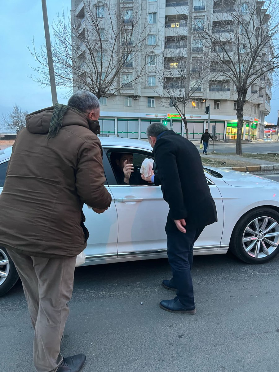 aksiverek's tweet photo. İlçe Başkanımız Cengiz Özeyranoğlu ve  yönetimimiz  ‘İftara Beş Kala’ programını gerçekleştirdi. Birlik ve beraberliğin en güzel örneklerinden birini yaşadığımız bu özel günlerimizde beraberlik duygusunu hep birlikte yaşadık.Ramazan ayının bereketini hissettiğimiz bu anlamlı akşam için emeği geçen İlçe Başkanımız ve yonetimimize çok  teşekkür ederiz.
@RTErdogan
@abuyukgumus
@Akparti 
@akpartiurfa 
@ProfDrDusak 
@milhamigunbegi 
@SbrKnk 
@AvFrtgl 
@Cengizozeyran82 
@selahattin0773