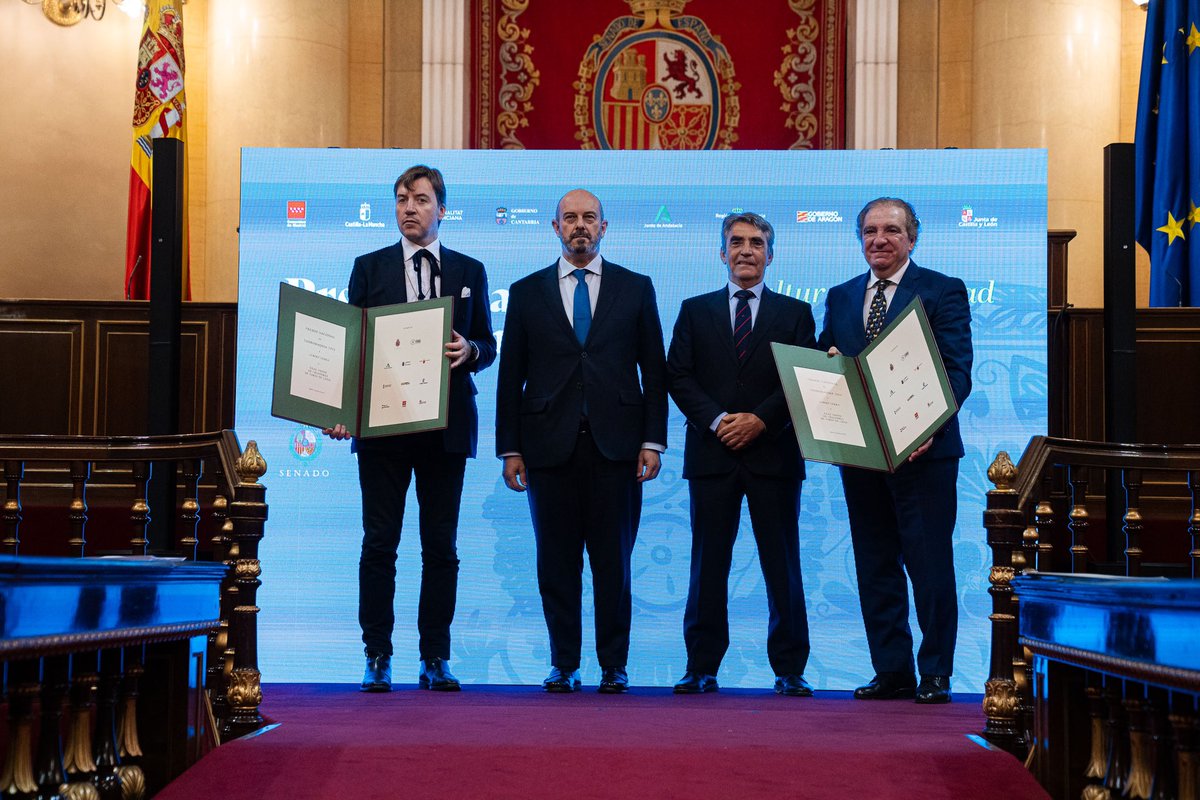 Hoy en el Senado apoyando el Premio Nacional de Tauromaquia.

Ante la censura, unión y libertad.