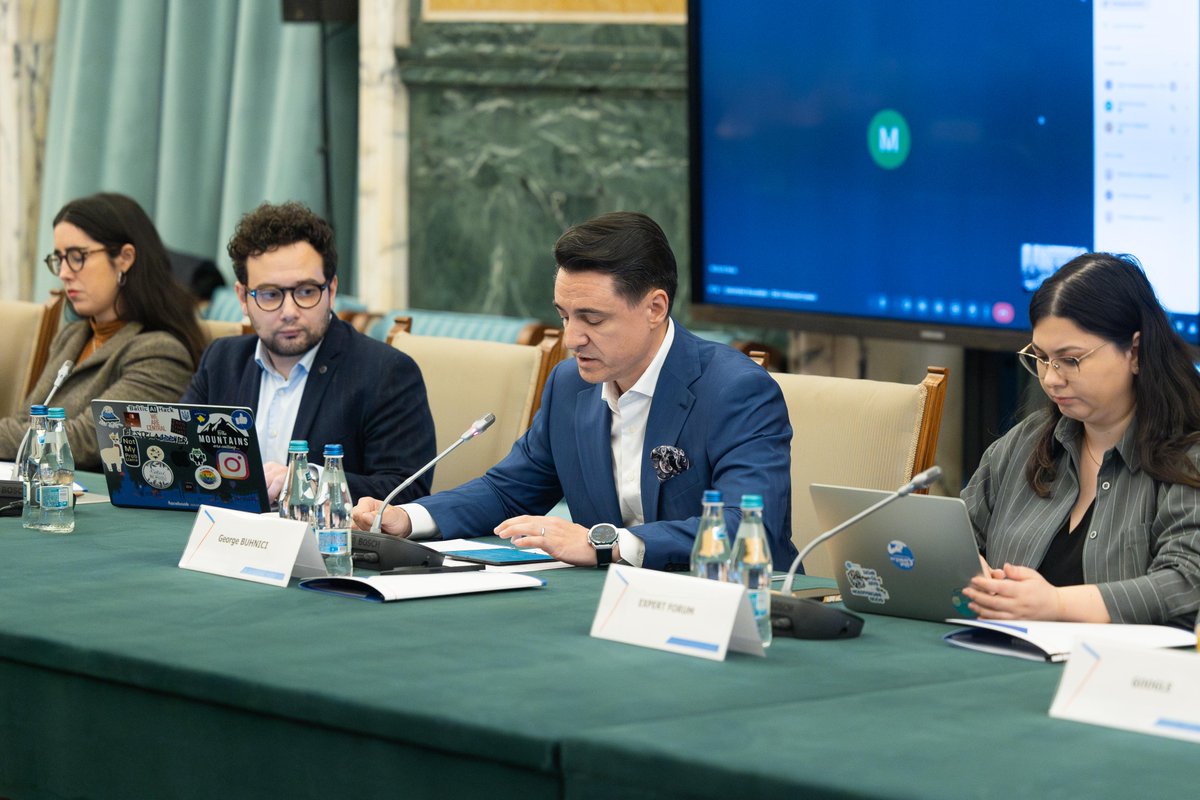 gbuhnici's tweet photo. “Când voi eșuați, pierdem toți. Cu toții.”
Asta le-am spus celor de la Meta, Google, TikTok, X dar și instituțiilor statului la masa rotundă despre campania electorală care stă să (re)înceapă. 

Toți vrem transparență dar cum știm cine bagă bani în reclame? Cine transformă peste noapte un grup de grădinărit în megafon politic? Cine pompează artificial postările?

După ani în care am tot repetat, s-a prins și establishmentul: new media nu mai e “new” - e pur și simplu MEDIA. S-au terminat zilele când CNA se holba la televizor în timp ce războiul informațional se muta pe TikTok. Guvernul, AEP, ANCOM - toți au recunoscut că internetul e acum câmpul de bătălie principal, unde toată lumea, de la politicienii autohtoni până la actori străini, își joacă piesele de pe tablă.

TikTok și Meta ne-au spus că detectează automat publicitatea electorală în limba română (în sfârșit!). Google marchează și numără toate reclamele politice. Până și X, fostul Twitter, se zbate să identifice rețelele de boți.

A ajutat că în sală erau și “comisarii” de la Bruxelles,  cu lecțiile deja învățate din alte alegeri. M-a impresionat să văd oficiali vorbind “limba platformelor” - nu se mai bâlbâiau când venea vorba de algoritmi. Asta da premieră. 

Expert Forum, Funky Citizens, ActiveWatch și ceilalți nu mai predică în deșert. Se activează un sistem de răspuns rapid: CNA și AEP vor acționa în ore, nu în săptămâni. 

Democrația noastră are nevoie de toți. Așa că mulțumesc ANCOM pentru invitația să moderez, deși, știți bine, nu sunt fan al guvernării actuale. 

Pentru curioși: Deși am tarif pentru evenimente unde moderez, am făcut-o pro-bono astăzi pentru că, la naiba, îmi pasă de democrația asta, cu toate bubele ei.

PS: Trebuia să fiu azi la MWC în Barcelona, cu bilete și hotel deja plătite. Cred că am ales mai bine să fiu aici. 

PS2: Nu s-a filmat nimic ca să poată toți să vorbească liber, nu să dea declarații pompoase pentru camere.​​​​​​​​​​​​​​​​ Știți ce iese când o faci pentru audiență…
