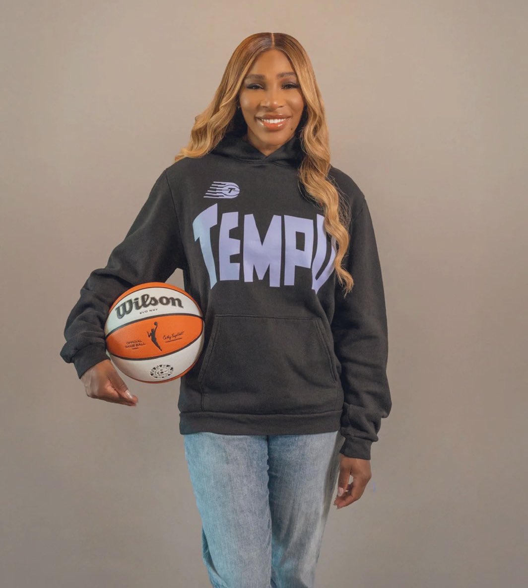 Alors c’est assez immense pour le sport à Toronto, Serena Williams est la nouvelle propriétaire du Toronto Tempo, franchise WNBA de la ville. 🤯