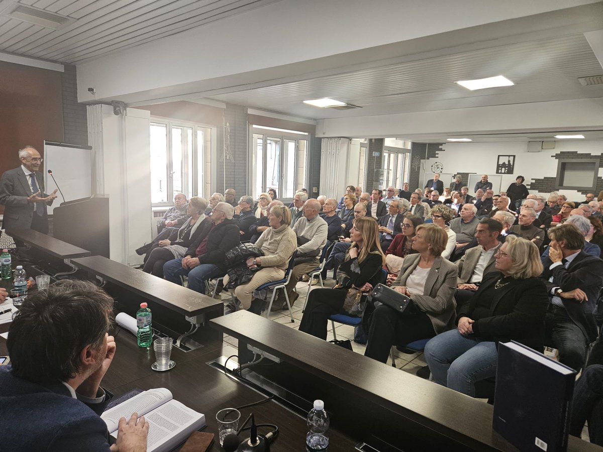 Oggi a Genova la presentazione del volume "Pietro Ichino. Mezzo secolo di diritto del lavoro". Un bell'evento di valorizzazione del progetto editoriale realizzato insieme ai giovani ricercatori della scuola di <a href="/adaptland/">ADAPTLAND</a>!

📚Libro disponibile in tutte le librerie fisiche e online