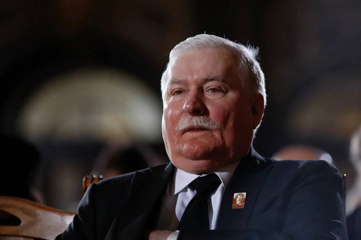 Lech Walesa ha inviato a Donald #Trump una lettera, in cui ha scritto:

"Abbiamo seguito con orrore e disgusto la Vostra conversazione con il presidente ucraino Volodymyr #Zelensky. Troviamo insultante la vostra aspettativa che l'#Ucraina debba mostrare gratitudine per
1/2