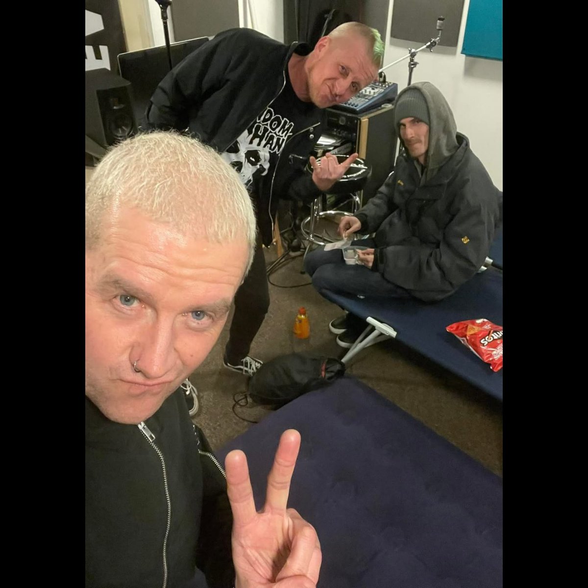 LoGOz_UK's tweet photo. Wow what an amazing night at #2sevens, @LoGOz_UK & #FILTHYFILTHY at Murray’s Lounge East Kilbride! So good to see Filthy Filthy again smash it up and 2Sevens rockin some class new tunes we had a blast 💥 Massive thanks to Murray and the boys for everything much appreciated! https://t.co/O0F9Im89lO