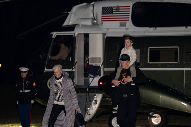 DougWahl1's tweet photo. DOES THIS BOTHER YOU?

So now Elon is flying on Marine One, without Trump, and landing on the south lawn.

Your thoughts? https://t.co/1roPbsDcSu