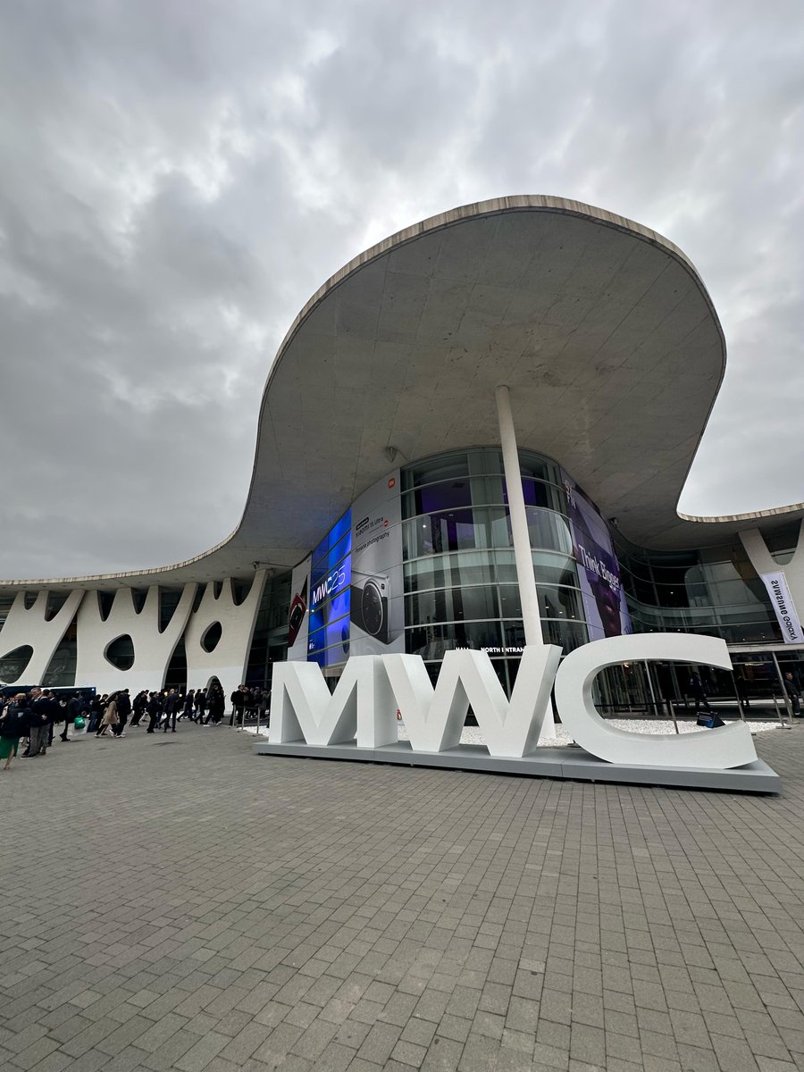 3DS_SIMULIA's tweet image. #MWC25 day 1... ✅! We spoke with our simulation experts on-site and can't wait to share their insights with all of you. Virtual twins, VR experiences and 6G are coming your way. 👀😎