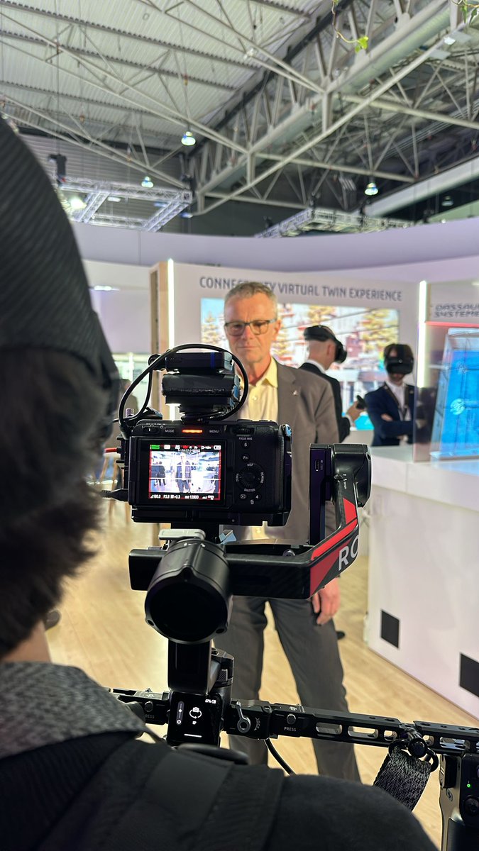 3DS_SIMULIA's tweet image. #MWC25 day 1... ✅! We spoke with our simulation experts on-site and can't wait to share their insights with all of you. Virtual twins, VR experiences and 6G are coming your way. 👀😎