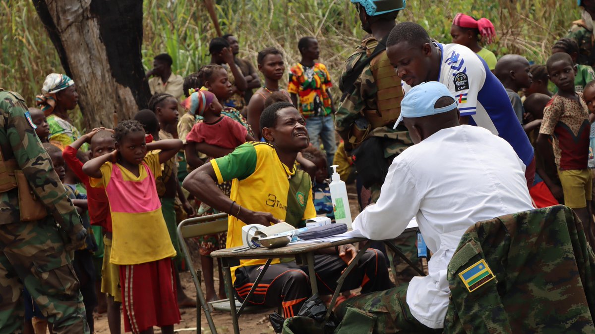 UN_CAR's tweet photo. Déployée depuis le 18/02 à #Mingala🇨🇫 afin de sécuriser cette zone isolée de la Basse-Kotto, la Force de la MINUSCA🇺🇳🇷🇼 a fourni samedi des soins médicaux à 435 personnes. Une consultation qui répond aux besoins de la population dans une région où l'accès aux soins reste limité. https://t.co/ASnyyXbM9F
