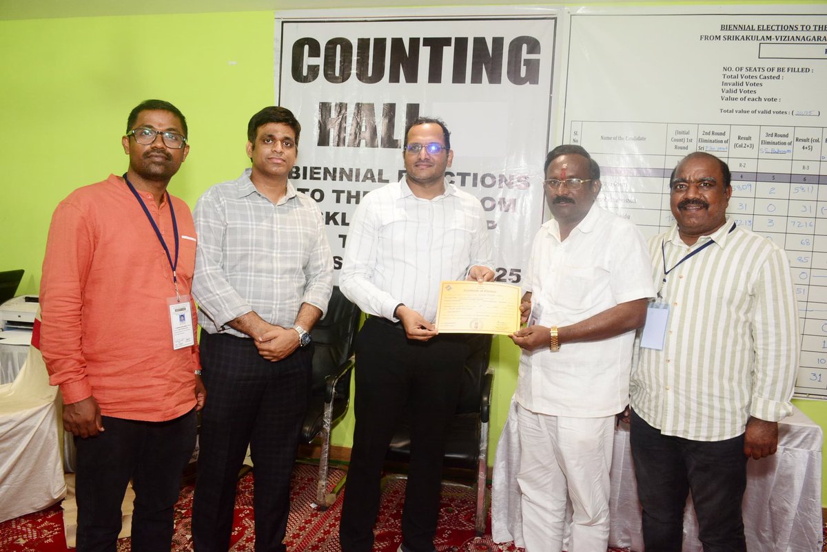 ఉత్తరాంధ్ర ఉపాధ్యాయ ఎమ్మెల్సీ స్థానంలో గెలుపొందినట్లు పేర్కొంటూ గాదె శ్రీనివాసులు నాయుడుకి ధృవీకరణ పత్రాన్ని అందజేస్తున్న రిటర్నింగ్ అధికారి, విశాఖపట్నం జిల్లా కలెక్టర్ ఎం.ఎన్. హరేంధిర ప్రసాద్
#mlcelections2025 
<a href="/JaiTDP/">Telugu Desam Party</a> <a href="/JanaSenaParty/">JanaSena Party</a> <a href="/YSRCParty/">YSR Congress Party</a>
Final Result