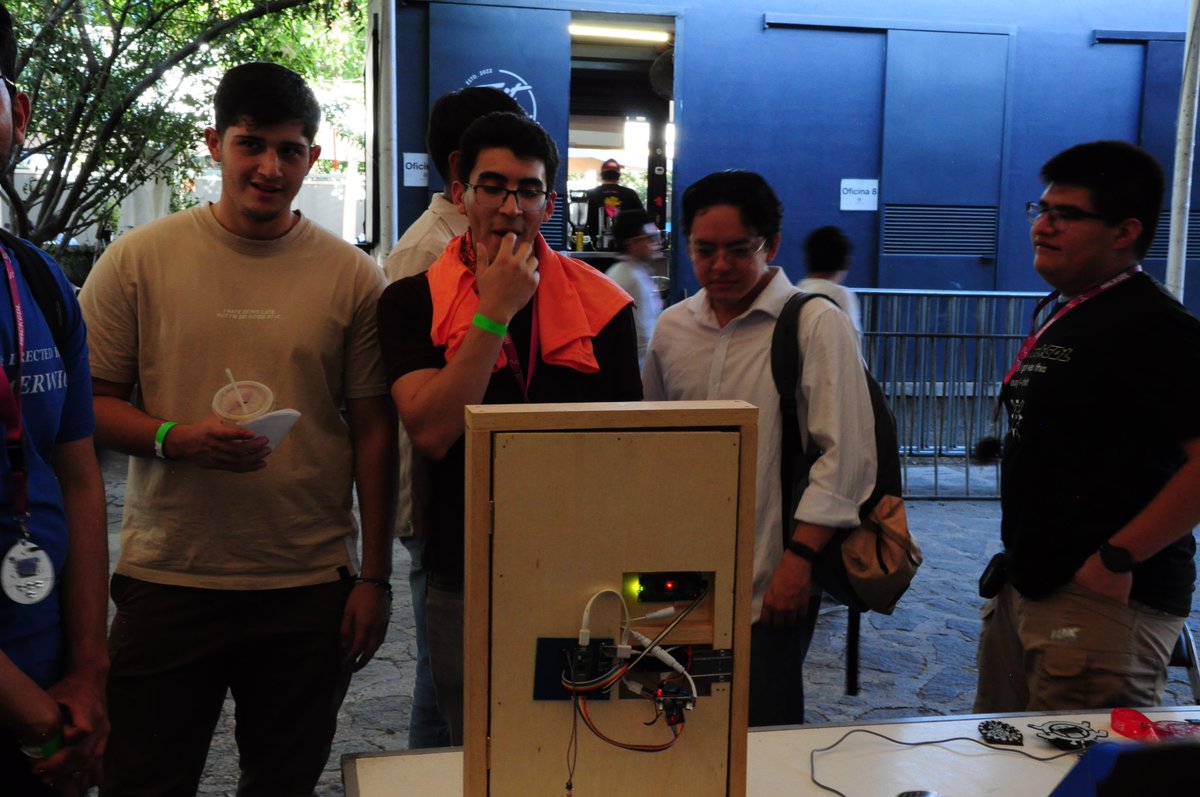 Glitchboy56's tweet photo. Ya regresamos de @HackGDL, mil gracias a todos los que se pasaron por nuestro puestito de parte de la #FEMEC. Agradezco especialmente a @shava_dor, a @Sabasacustico y a todo el equipo de @electronicats. Muchas gracias por la oportunidad!!! https://t.co/8fvqBgeGF9