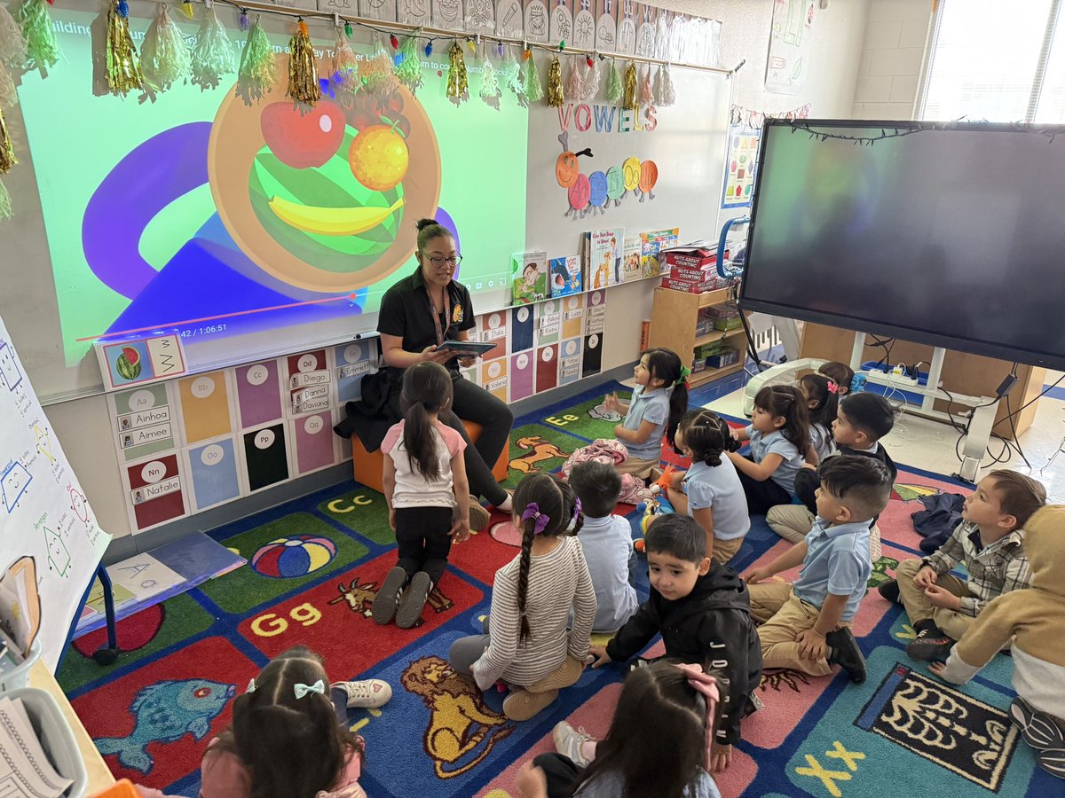 Next stop -PDN! #ReadAcrossAmericaDay #TeamSISD <a href="/BArsola_PDNS/">Bertha Arsola</a> <a href="/EDAztecs_HS/">Patricia Pedroza</a> <a href="/ElDoradoHSTAFE/">ELDO.TAFE</a> <a href="/Sparks_Interest/">Marcy Sparks</a>