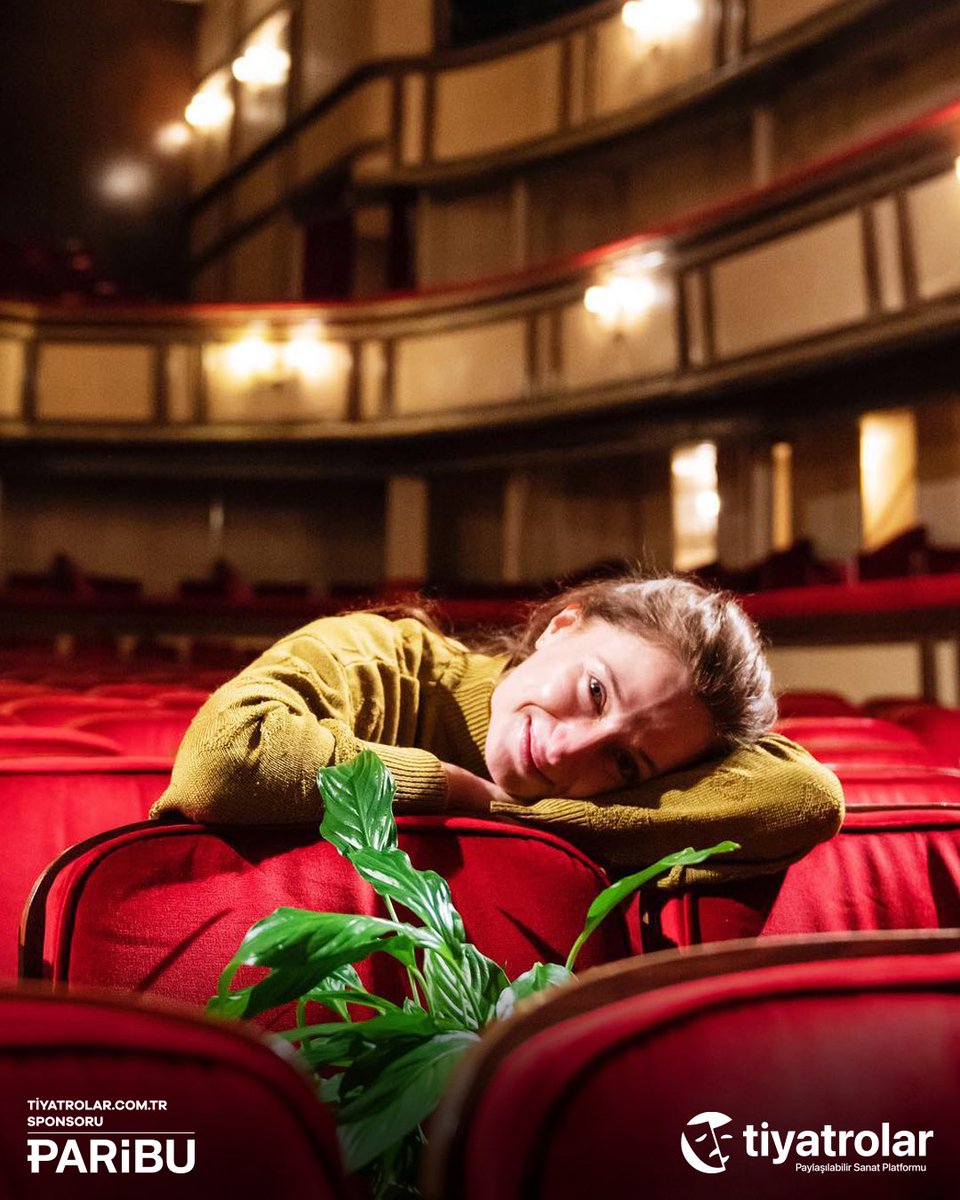 Gönlünün zincirlerini kırıyor Dirmit, durmuyor. 19 Mart Çarşamba akşamı tarihi Ses 1885 sahnesine çıkıyor!🪴

“Sevgili Arsız Ölüm - Dirmit”; köyden şehre göç eden bir ailenin şehirle mücadelesini, ailenin en küçük kızının gözünden sahneye taşıyor.

🎫 t.ly/WSpZZ