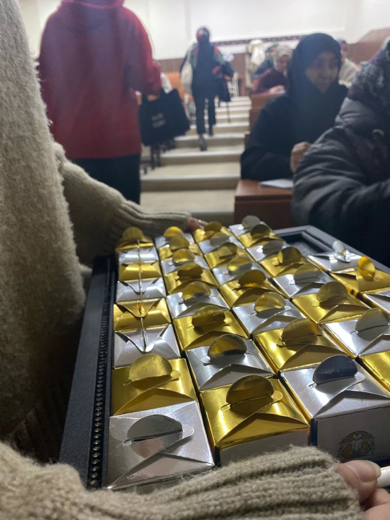 Selçuk Üniversitesi İlahiyat Fakültesi'nde Ramazan ayının bereketini ve paylaşma ruhunu yaşatmak amacıyla öğrencilere iftariyelik ikram edildi.