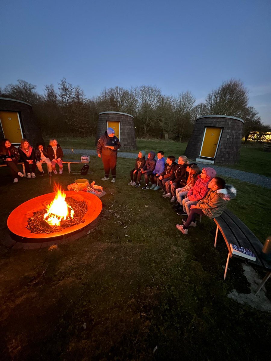 Nothing better than songs and marshmallows around the campfire 🔥 🏕️<a href="/TheHive_Suntrap/">The Hive</a>